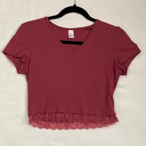 Red V-neck cropped shirt lined with lace